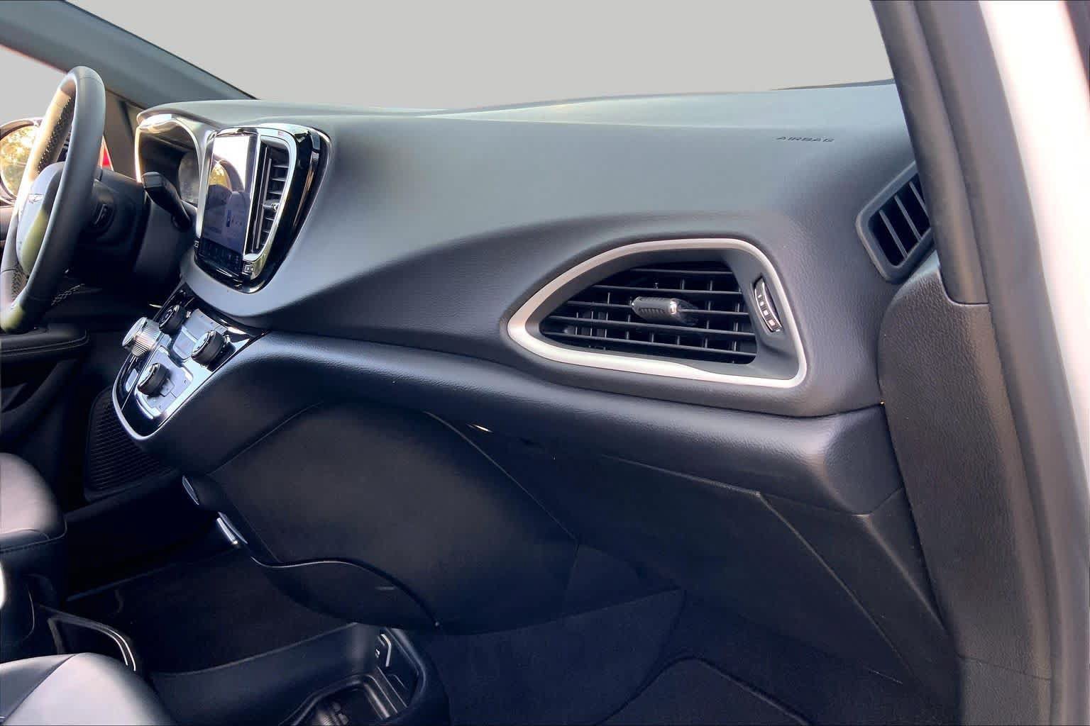 Used 2025 Chrysler Pacifica Select FWD image 18