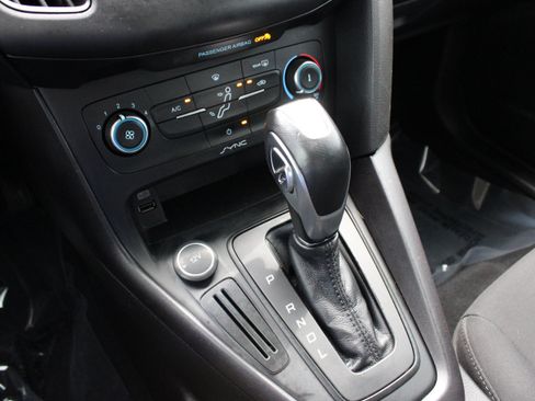 Used 2016 Ford Focus SE w/ SE Power Seat Package FWD image 18