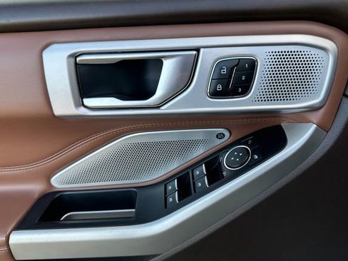 Used 2021 Ford Explorer King Ranch w/ Premium Technology Package image 11