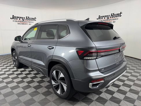 Used 2025 Volkswagen Taos SE w/ Panoramic Sunroof Package AWD/4WD image 9