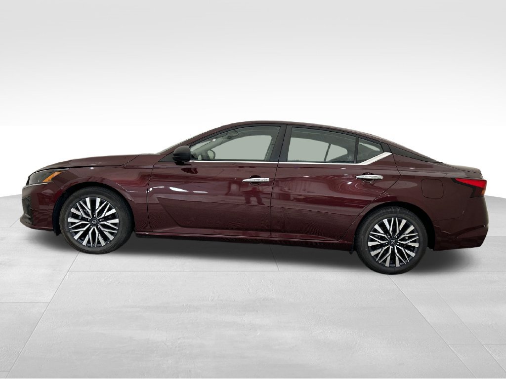 Used 2024 Nissan Altima 2.5 SV FWD image 2
