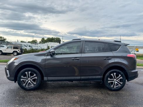 Used 2018 Toyota RAV4 LE FWD image 4