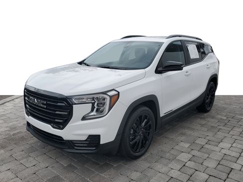 Used 2023 GMC Terrain SLE w/ Driver Convenience Package image 3