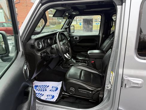 Used 2019 Jeep Wrangler Unlimited Sahara image 5