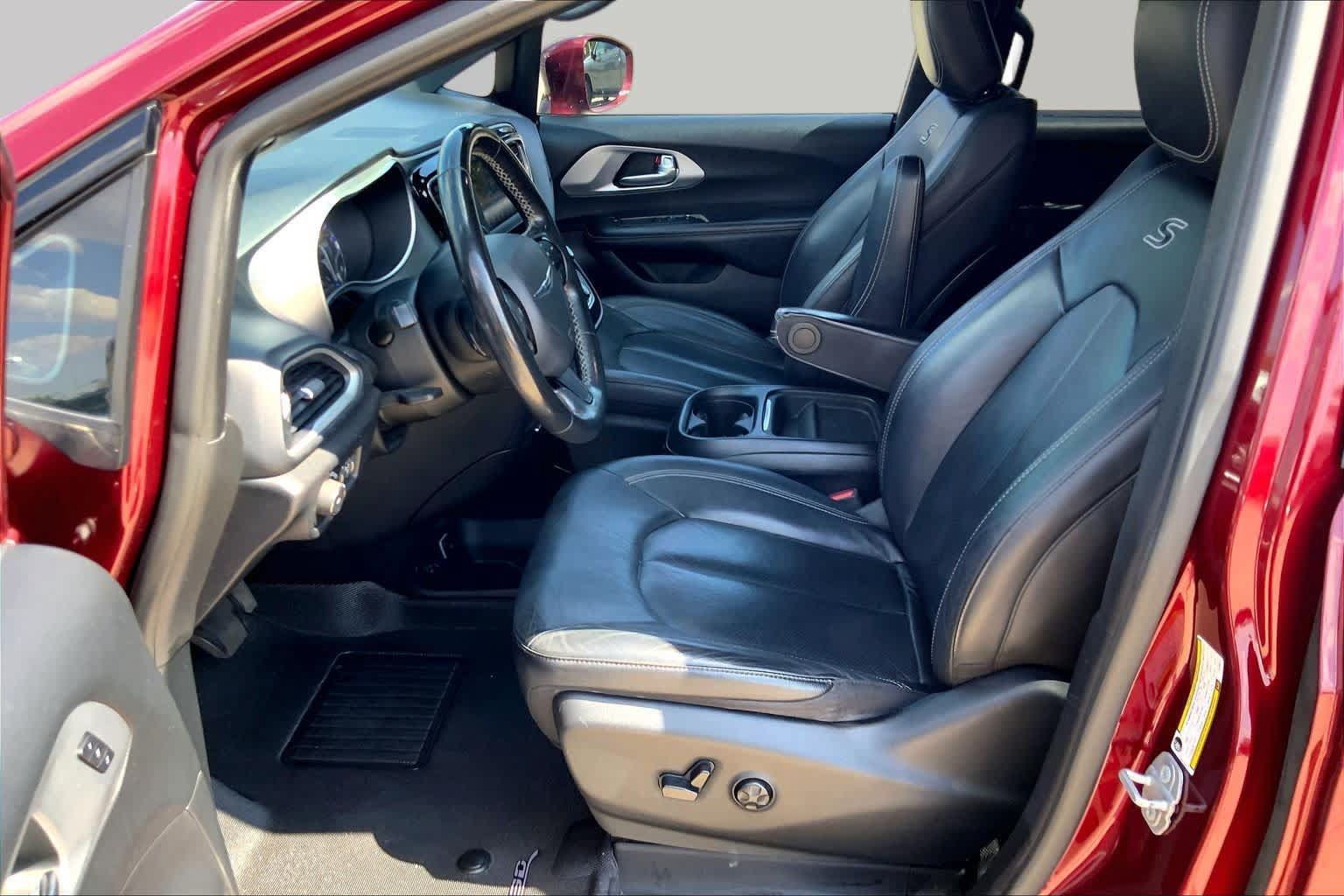 Used 2020 Chrysler Pacifica Touring-L w/ S Appearance Package FWD image 8