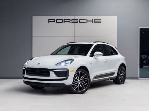 Certified 2023 Porsche Macan AWD/4WD image 1