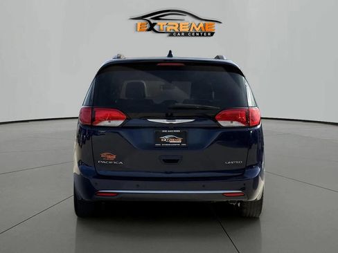 Used 2017 Chrysler Pacifica Limited w/ Tire & Wheel Group FWD image 5