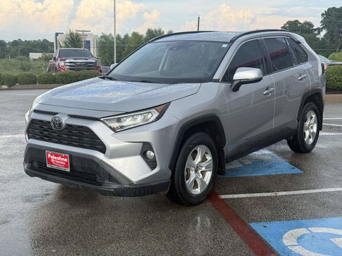 Used 2021 Toyota RAV4 XLE w/ Convenience Package FWD image 1