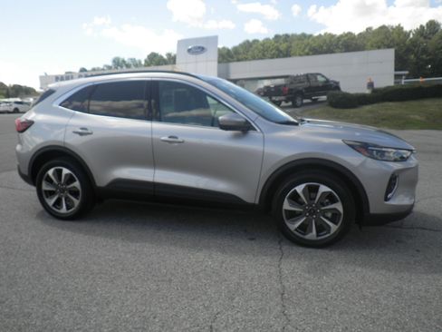 Certified 2023 Ford Escape Platinum w/ Premium Technology Package image 8