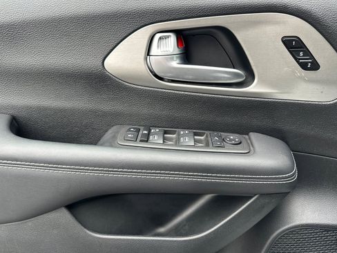 Used 2024 Chrysler Pacifica Limited w/ Uconnect Theater Family Group image 12