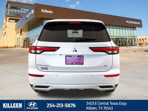 Used 2023 Mitsubishi Outlander SE image 8