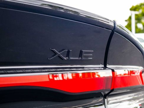 Used 2025 Toyota Prius XLE FWD image 11