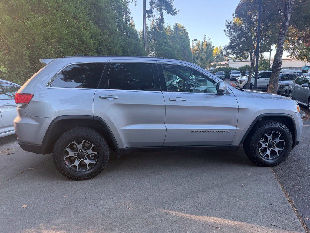 Used 2017 Jeep Grand Cherokee Laredo AWD/4WD image 2