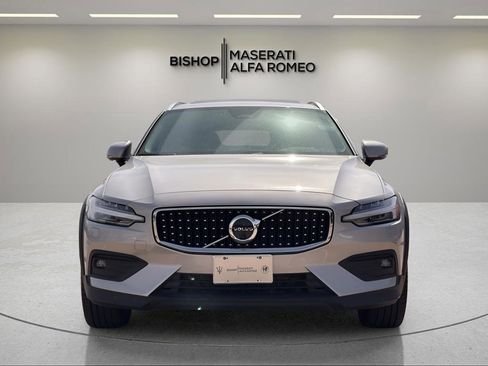 Used 2025 Volvo V60 B5 Cross Country Plus AWD/4WD image 2