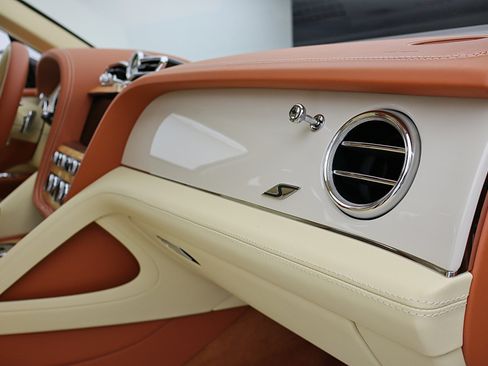 Certified 2023 Bentley Bentayga AWD/4WD image 34