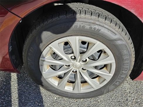 Used 2017 Toyota Camry LE image 5