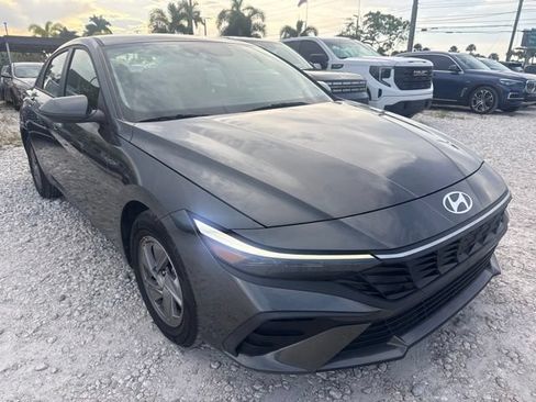 Used 2025 Hyundai Elantra SE FWD image 3