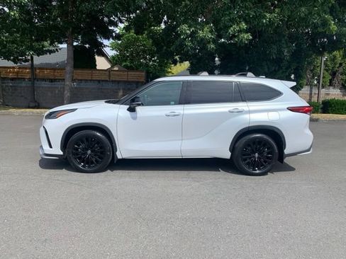 Used 2023 Toyota Highlander XSE AWD/4WD image 2