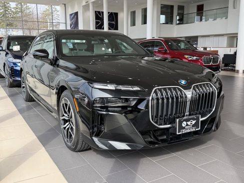 Used 2025 BMW 740i xDrive w/ Executive Package image 1