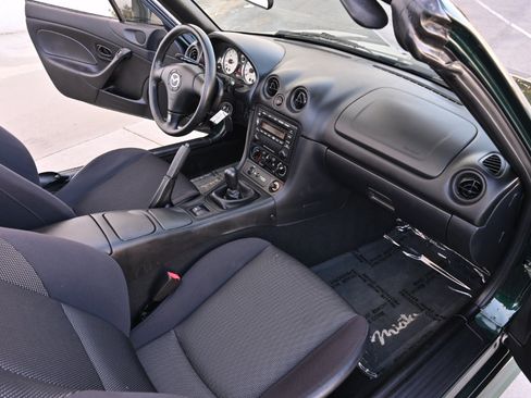 Used 2002 MAZDA MX-5 Miata RWD image 19