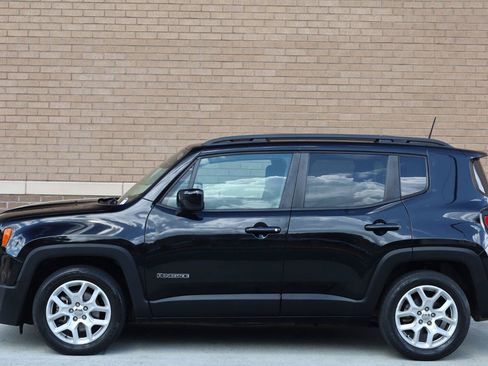 Used 2018 Jeep Renegade Latitude w/ UConnect 8.4 Nav Group FWD image 2
