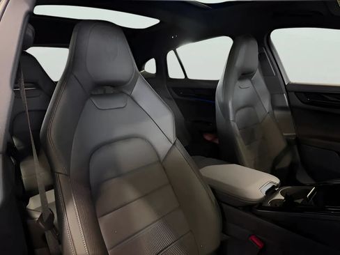 Used 2024 Porsche Panamera image 31