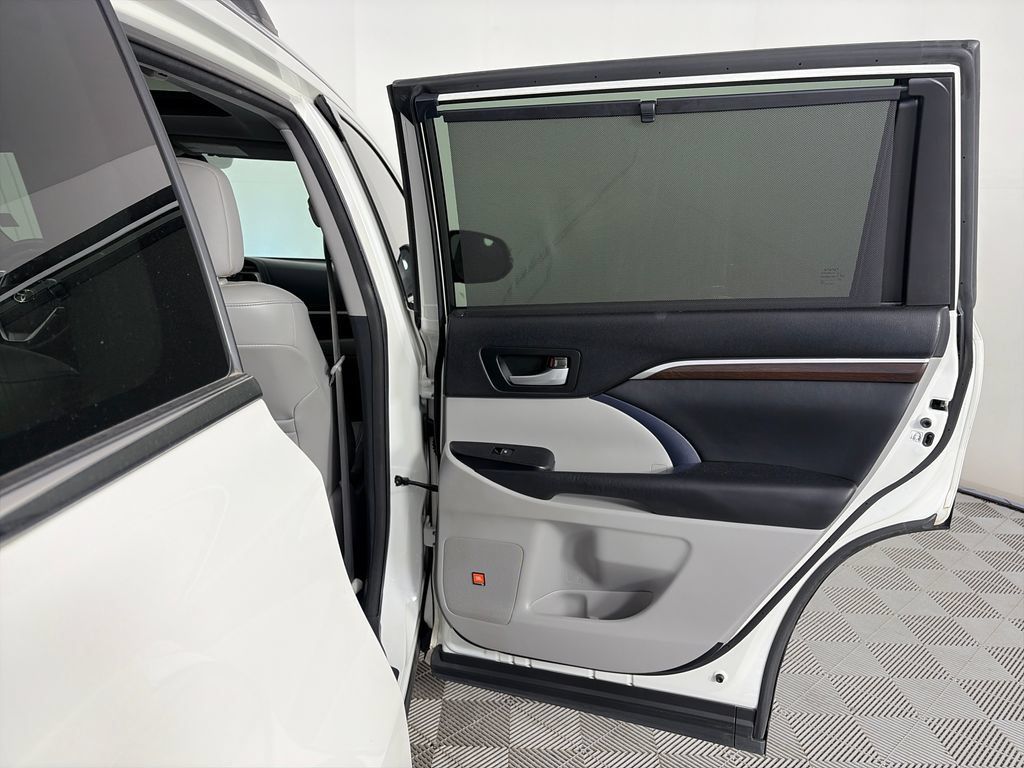 Used 2015 Toyota Highlander Limited Platinum AWD/4WD image 28
