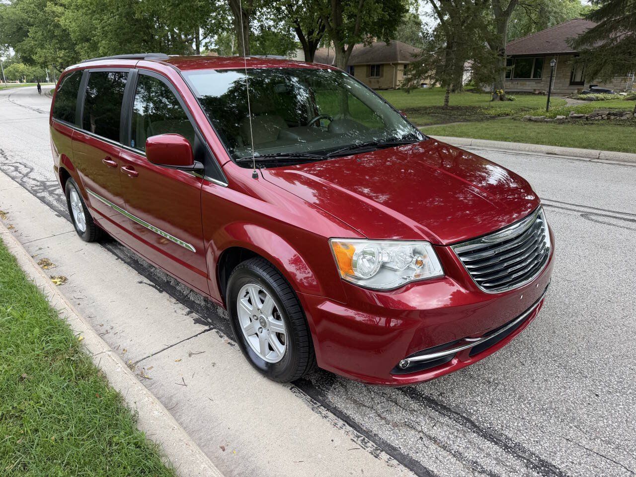 Used 2012 Chrysler Town & Country Touring FWD image 7