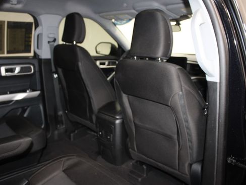 Used 2023 Ford Explorer XLT AWD/4WD image 32
