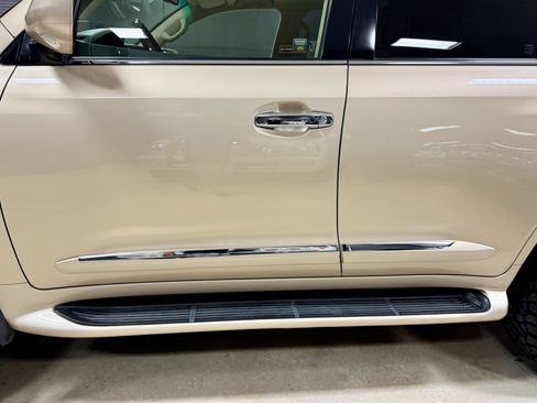 Used 2011 Lexus LX 570 4WD w/ Luxury Pkg w/Pre-crash image 17