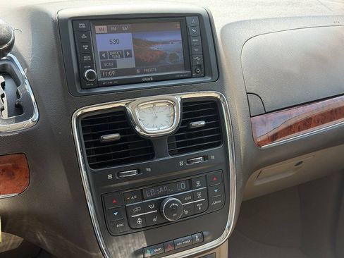 Used 2012 Chrysler Town & Country Touring-L w/ Entertainment Group #2 FWD image 18