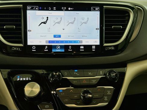 Used 2024 Chrysler Pacifica Touring-L FWD image 23