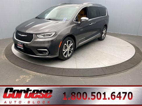 Used 2022 Chrysler Pacifica Pinnacle AWD/4WD image 1