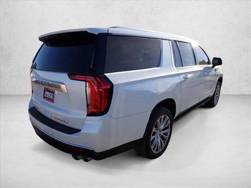 Used 2022 GMC Yukon XL Denali w/ Denali Premium Package image 4