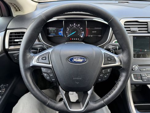 Used 2017 Ford Fusion SE w/ Fusion SE Technology Package AWD/4WD image 10