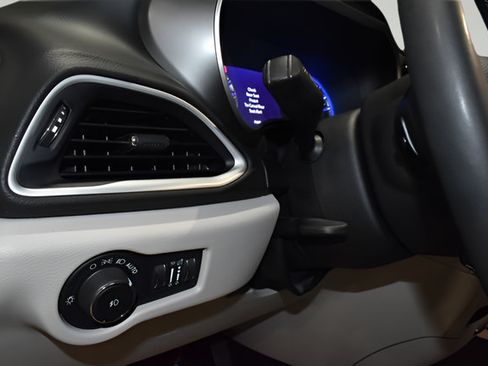 Certified 2024 Chrysler Pacifica Touring-L FWD image 25