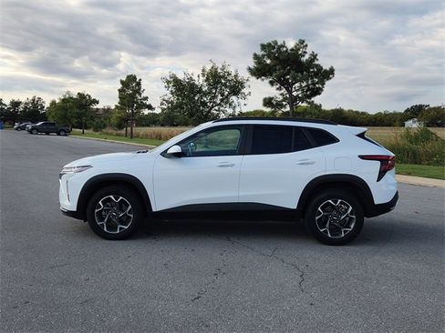 Used 2024 Chevrolet Trax LT image 4