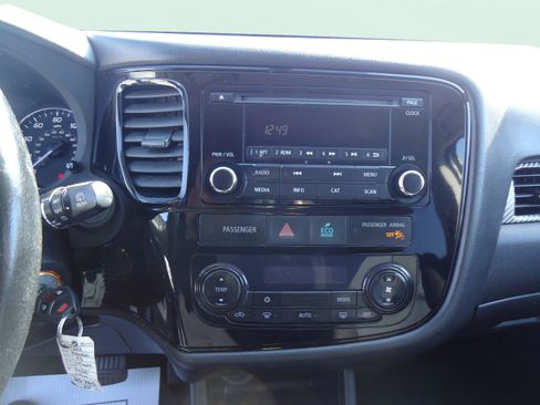 Used 2016 Mitsubishi Outlander ES image 14