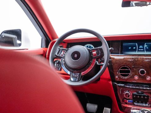 Used 2019 Rolls-Royce Phantom Sedan RWD image 36