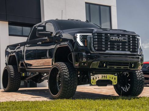 Used 2024 GMC Sierra 3500 Denali Ultimate AWD/4WD image 7