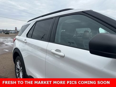 Used 2022 Ford Explorer XLT w/ Equipment Group 202A image 5