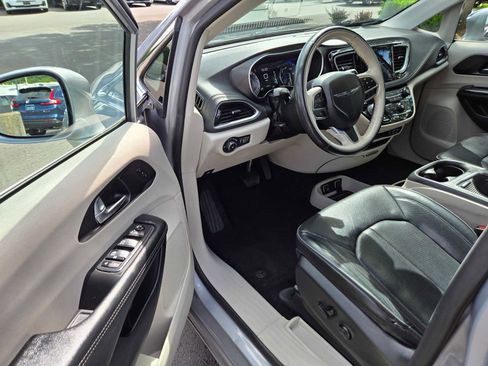 Used 2020 Chrysler Pacifica Limited FWD image 21