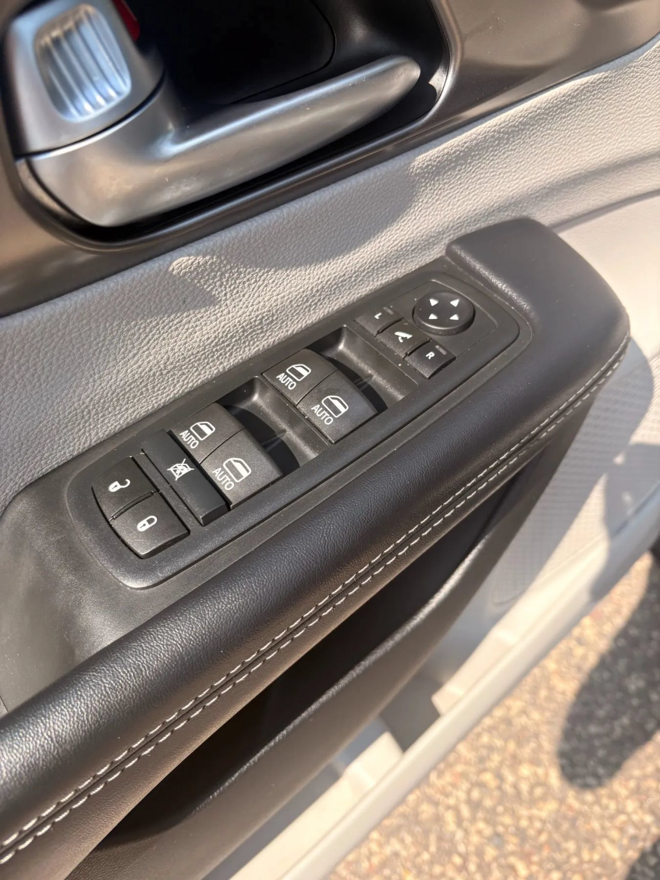 Used 2017 Chrysler Pacifica Limited w/ Advanced Safetytec Group FWD image 12