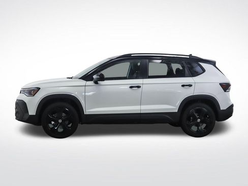 Used 2025 Volkswagen Taos SE AWD/4WD image 2