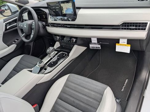 New 2025 Mitsubishi Outlander SE image 30