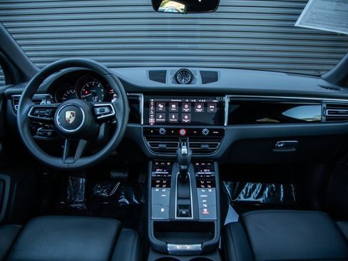 Certified 2025 Porsche Macan image 12
