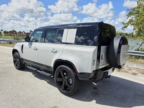 New 2026 Land Rover Defender 110 X-Dynamic SE image 2