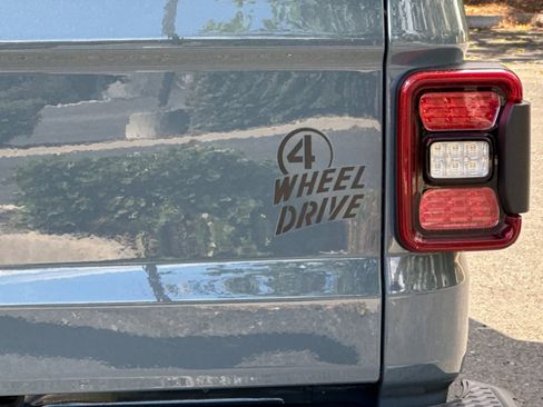 New 2025 Jeep Gladiator Willys image 24