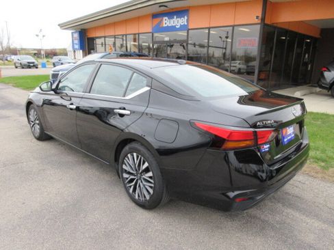 Used 2024 Nissan Altima 2.5 SV image 3