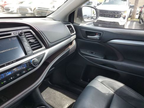 Used 2017 Toyota Highlander SE image 19